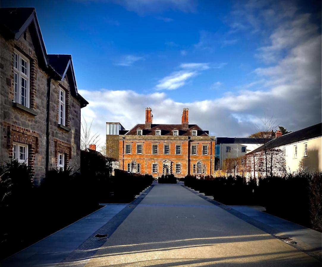 3 Bedroom Luxury Apartment Across The Street From The Cashel Palace Hotel Exterior photo